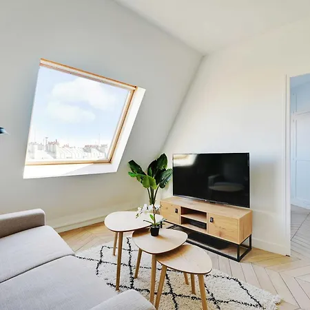 Charm And Light In This Parisian Cocoon For 4 Daire